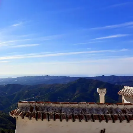 Holiday home Renovated Cinema Town House In Comares *